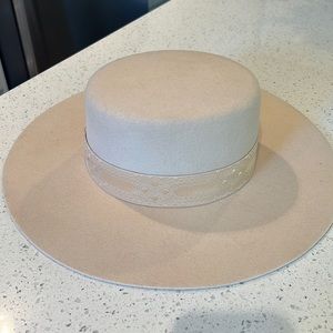 Lack of color Sierra gold boater hat